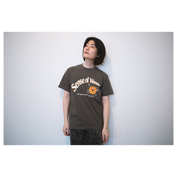 センス•オブ•ワンダーＴシャツ - ヘイジーブラック