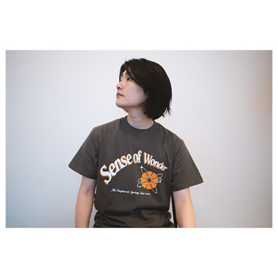 センス•オブ•ワンダーＴシャツ - ヘイジーブラック