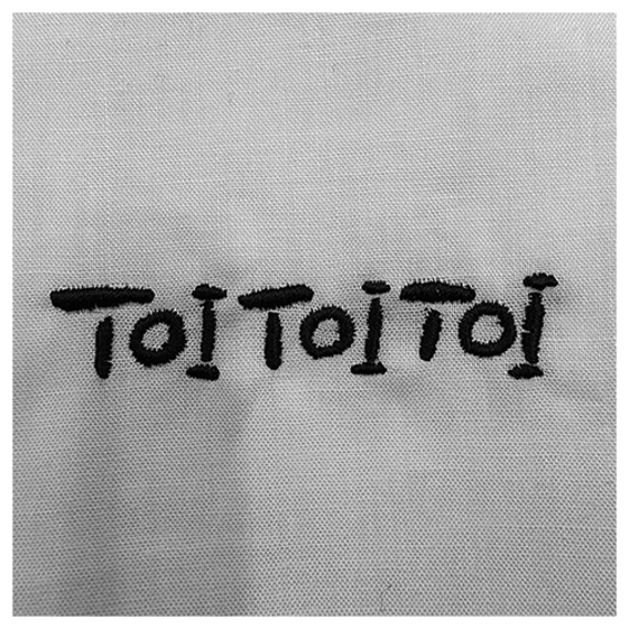 「TOI TOI TOI」刺繍　ハンカチ（ホワイト）