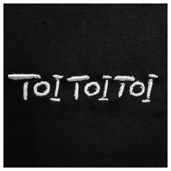 「TOI TOI TOI」刺繍　ハンカチ（ブラック）